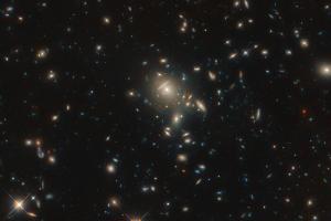 "Хаббл" сделал необычный снимок яркой галактики со вспышками звездообразования