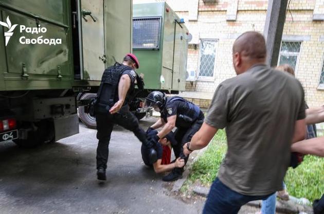 У поліції кажуть, що проведуть службове розслідування через застосування сили до активістів під Шевченківським судом