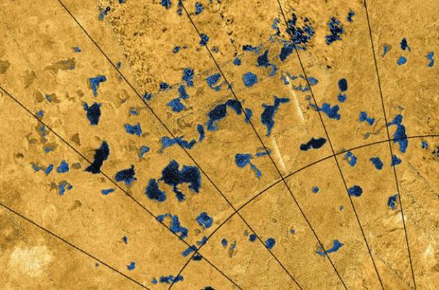 Яркие пятна на поверхности Титана могут оказаться пересохшими озерами