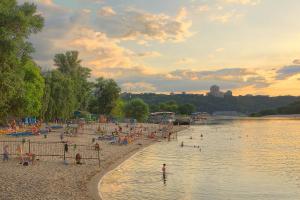 Київські пляжі тепер відкриті для купання – Кличко