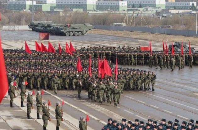 Окупанти готуються до параду, нехтуючи ситуацією з коронавірусом