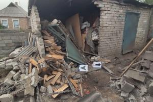 Боевики минометным огнем разрушили строение в Авдеевке: фоторепортаж