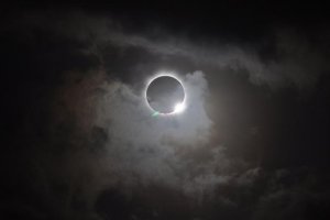 Завтра жители Земли смогут наблюдать кольцеобразное солнечное затмение