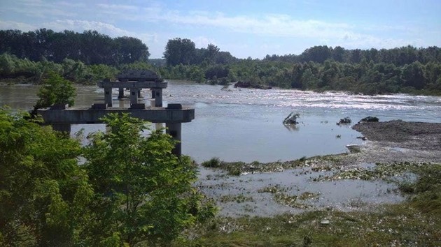 Наводнения на Западе: в Черновцах полностью разрушило мост 