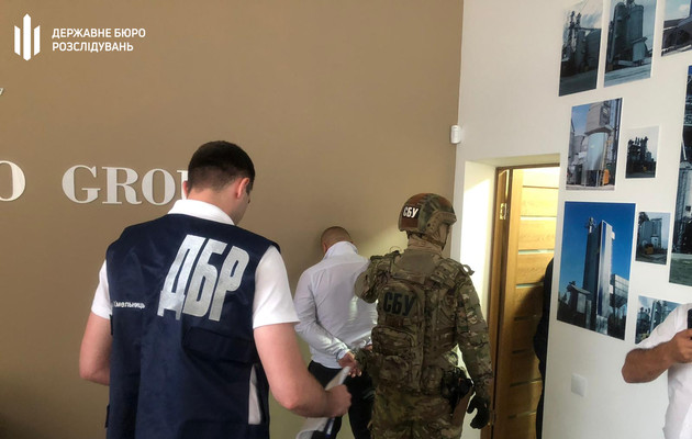 В Хмельницком за вымогательство более 1 млн грн задержали псевдосоветника президента с пособниками 