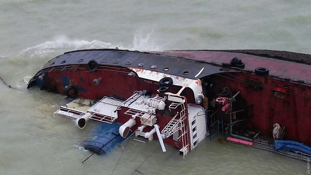 Возле затонувшего танкера «Делфи» в Одессе закрыли пляж