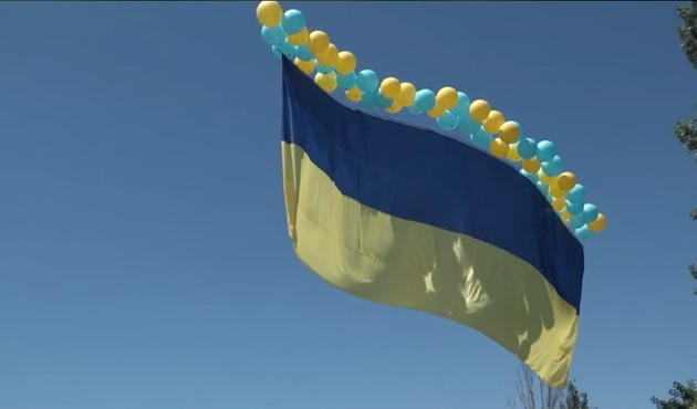 В День Конституции в оккупированный Донецк отправили 15-метровый флаг Украины 
