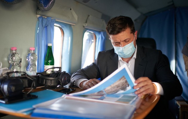 Більшість українців, а саме 37%, оцінили діяльність Зеленського протягом першого року “добре” або “дуже добре”, 