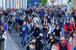 В Словении разгорелся коррупционный скандал из-за закупки масок и ИВЛ 