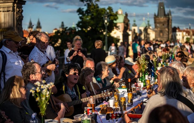 Тысячи людей за 500-метровым столом: в Чехии устроили прощальную вечеринку коронавирусу 