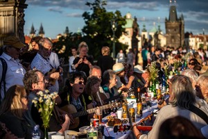 Тисячі людей за 500-метровим столом: в Чехії влаштували прощальну вечірку коронавірусу 