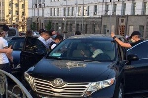 Хищение 800 тысяч гривень: возле Харьковского горсовета обыскали автомобиль