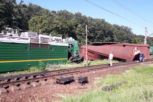 В Кировоградской области грузовой поезд сошел с рельсов 