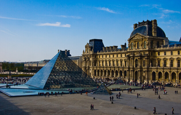Париж вновь открывает Лувр после четырех месяцев карантина