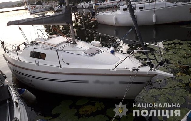 Моторная лодка врезалась в парусную яхту в Днепре