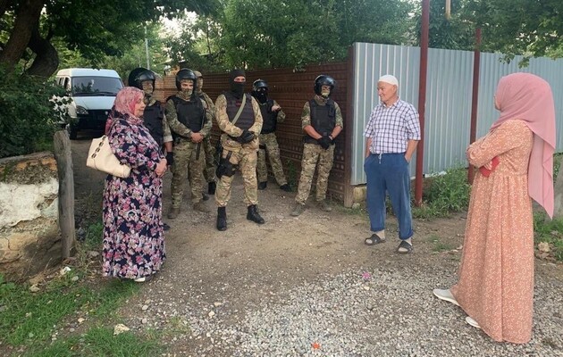 Полиция возбудила дело из-за незаконных обысков и задержания крымских татар 
