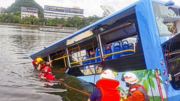 На південному заході Китаю автобус з дітьми впав в озеро: 21 особа загинула 