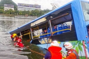 На південному заході Китаю автобус з дітьми впав в озеро: 21 особа загинула 