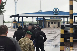 Из Украины депортировали двух россиян, которые готовили ряд тяжких преступлений 