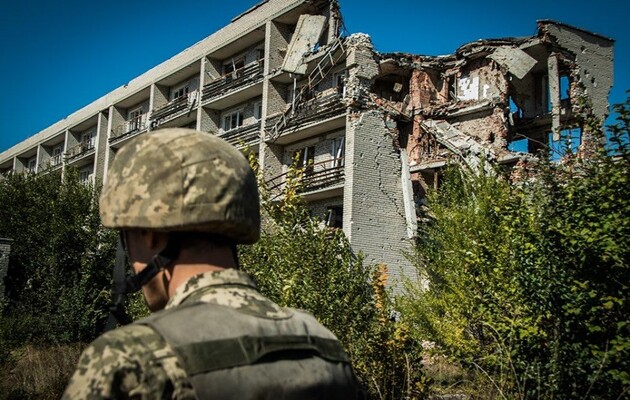 Украинские военнослужащие контролируют обстановку в зоне боевых действий