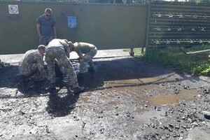 В Луцке военные перед визитом Зеленского вычерпывали воду из луж. Командование объяснило