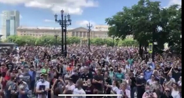 Жители Хабаровска вышли на митинг из-за губернатора, которого посадили за убийство