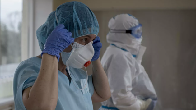 В Украине COVID-19 диагностировали почти у 7,5 тысяч медработников