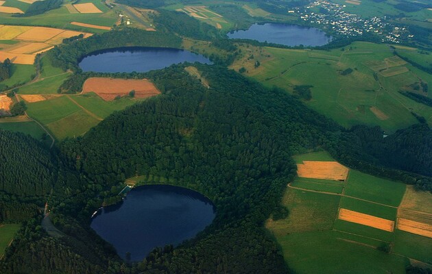 Наповнені водою озера, що з'явилися в результаті виверження вулканів