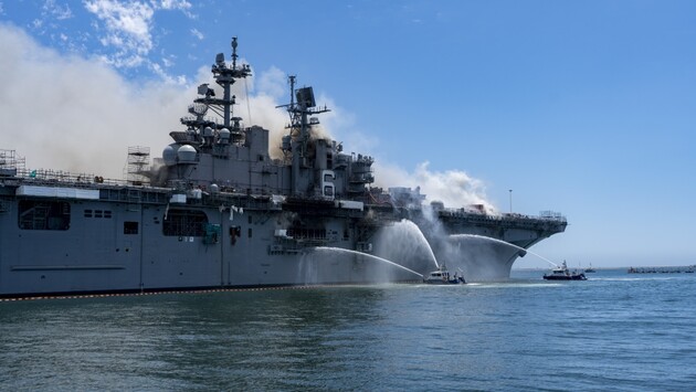 Палаючий корабель ВМС США дав осадку в ході гасіння пожежі