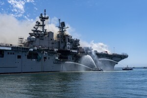 Горящий корабль ВМС США дал осадку в ходе тушения пожара