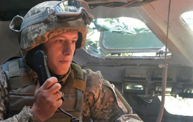  Українські військовослужбовці контролюють обстановку в зоні бойових дій