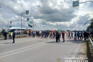 Ветераны АТО заблокировали участок трассы Киев-Чоп: названа причина 