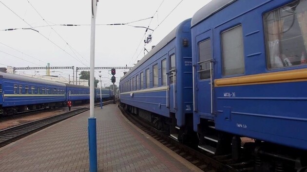 «Укрзалізниця» відновила рух майже половини поїздів 