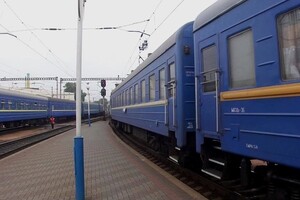 «Укрзалізниця» відновила рух майже половини поїздів 