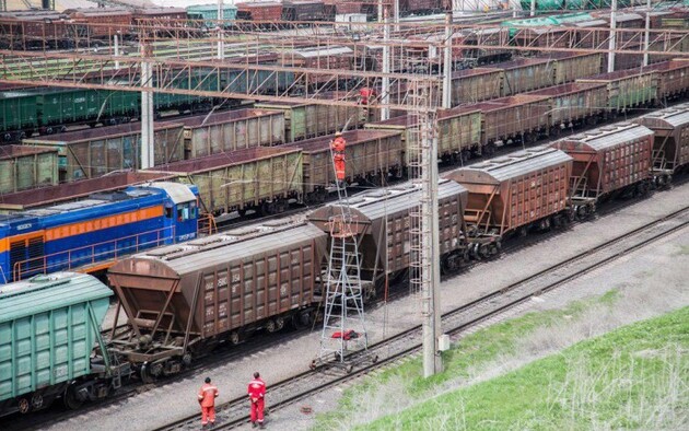 Кабмин запретил ввозить в Украину российские железнодорожные вагоны 