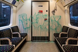 Бэнкси в образе уборщика разрисовал лондонское метро