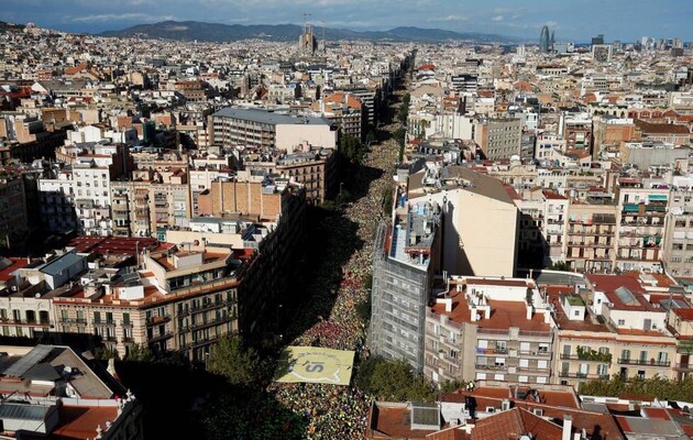 Людей снова просят оставаться дома: в Барселоне зафиксирована новая вспышка коронавируса