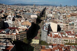 Людей знову просять залишатися вдома: у Барселоні зафіксовано новий спалах коронавірусу 