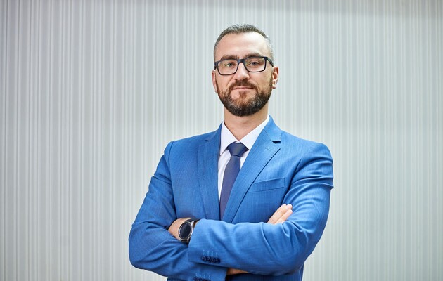 Романюк — кандидат экономических наук, имеет два высших образования