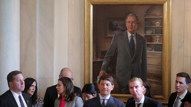 З фойє Білого дому винесли портрети президентів