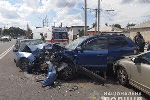 У потрійному ДТП у Харкові постраждали двоє дітей і троє дорослих: фоторепортаж