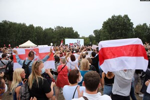 Выборы в Беларуси: На пикет в поддержку Тихановской в Минске вышли тысячи людей