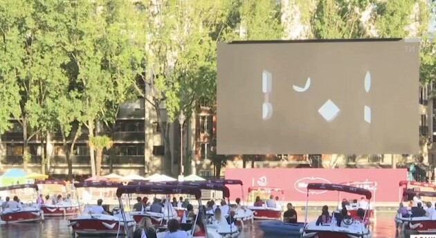 Альтернатива кинотеатрам: в Париже устроили показ фильмов на берегу Сены