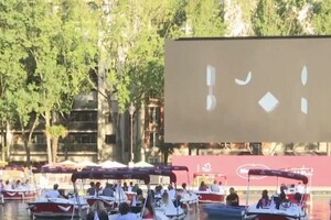 Альтернатива кінотеатрам: у Парижі влаштували показ фільмів на березі Сени