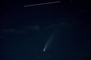 NASA показало новый снимок кометы NEOWISE из космоса