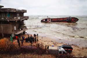 Работы по спасению танкера Delfi в Одессе откладываются