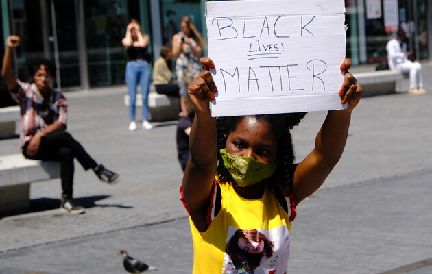 Федеральные агенты задули слезоточивым газом мэра Портленда во время протеста Black Lives Matter