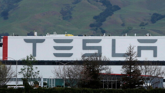 Tesla вперше отримала прибуток чотири квартали поспіль