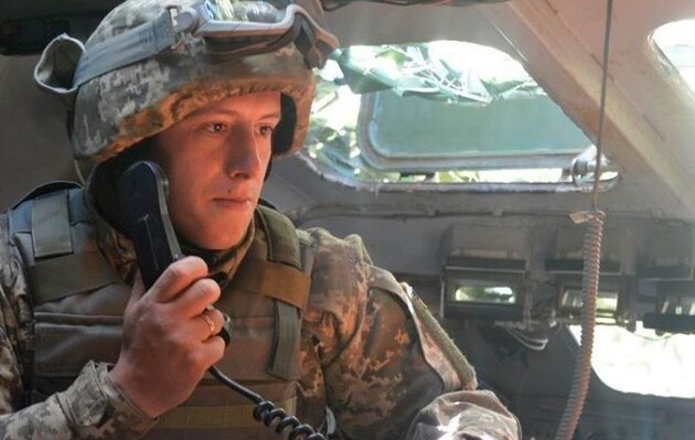 Украинские военнослужащие контролируют обстановку в зоне боевых действий