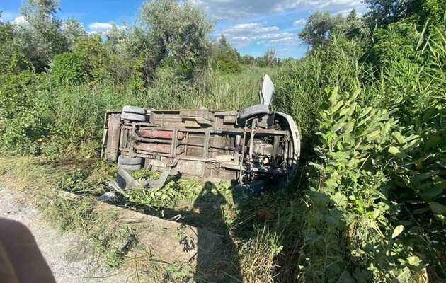 Водій втік: у Дніпропетровській області автобус злетів у кювет, постраждали 15 осіб